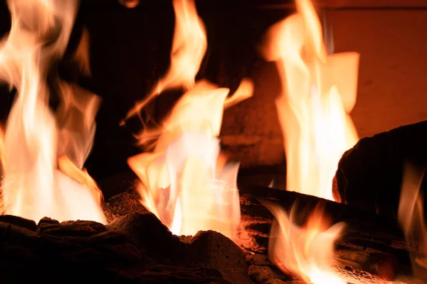 Flou de rondin de braise lumineux dans la couleur rouge chaud. Gros plan de la combustion du bois de chauffage dans le concept de cheminée. Bokeh orange du feu . — Photo