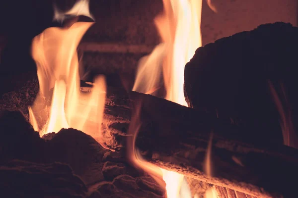 Flou de rondin de braise lumineux dans la couleur rouge chaud. Gros plan de la combustion du bois de chauffage dans le concept de cheminée. Bokeh orange du feu . — Photo