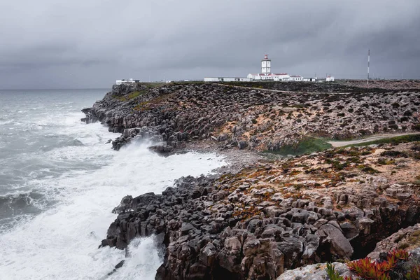 Foto panorámica del faro de Cabo Carvoeiro con clima tormentoso — Foto de Stock