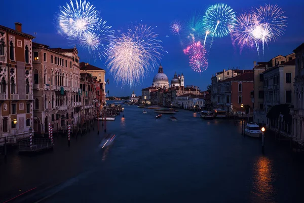 Праздничный фейерверк над Большим каналом в Венеции — стоковое фото