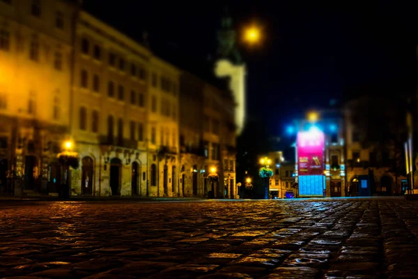 Verlichte straat van de oude Europese stad bij nacht. Tilt-shift effect — Stockfoto