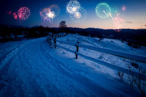 Nyår fyrverkeri på vintern Alpine Mountain landskap. — Stockfoto