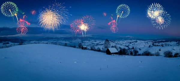 Nyår fyrverkeri på vintern Alpine Mountain landskap. — Stockfoto