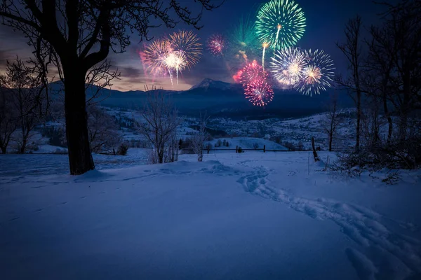 Nyår fyrverkeri på vintern Alpine Mountain landskap. — Stockfoto