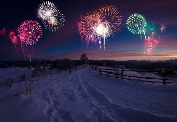 Nyår fyrverkeri på vintern Alpine Mountain landskap. — Stockfoto