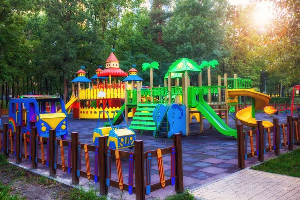 Spielplatz buntes großes Spielzeug für Kinder oder Garten Spielplatz von der Seite — Stockfoto