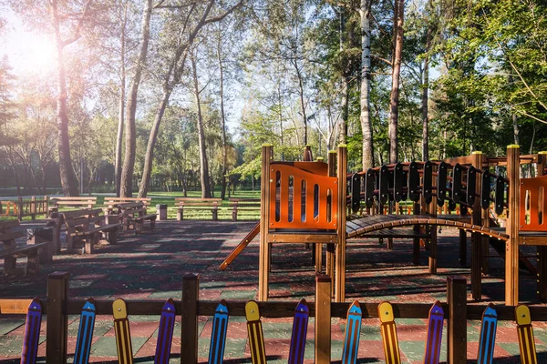 Playground brinquedo grande colorido para crianças ou jardim jogar chão para fora do lado — Fotografia de Stock