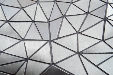 Gri doku güzel köşeleri yuvarlatılmış ve çizgili desenli plastik üçgen oyulmuş. Arka plan.