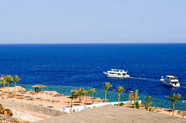 Zwei Wunderschöne Luxuriöse Weiße Große Yachten Segeln Auf Dem Blauen — Stockfoto