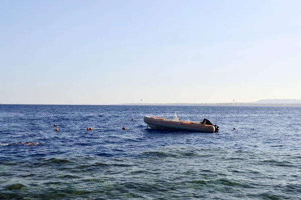 Надувная Серая Лодка Моторная Лодка Двигателем Солёно Синем Море Фоне — стоковое фото