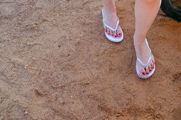 Kvinnliga Vackra Ömma Ben Vit Flip Flops Med Röd Pedikyr — Stockfoto