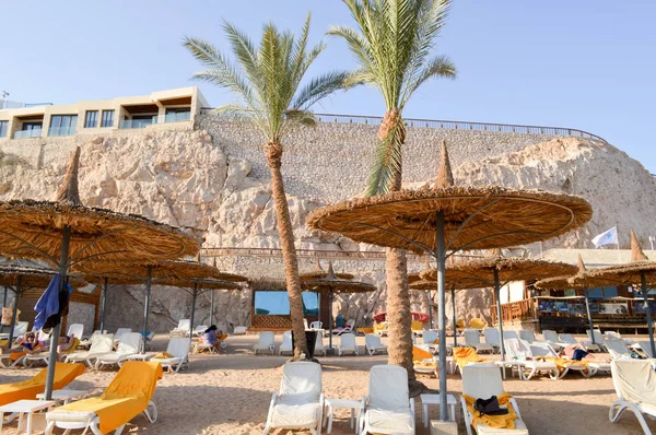 Une Belle Plage Sable Avec Des Écoles Des Parasols Forme — Photo