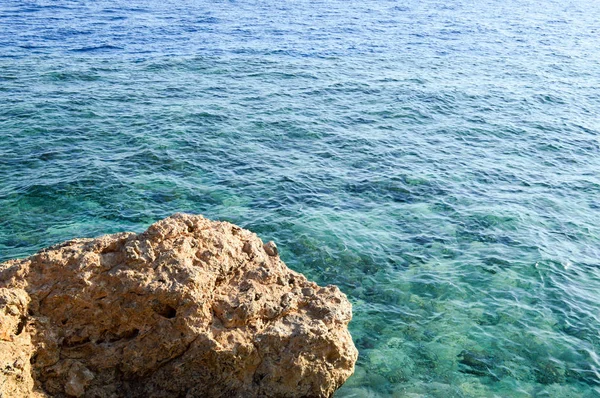 Una Gran Piedra Marrón Hermosa Una Roca Mar Sobre Fondo —  Fotos de Stock