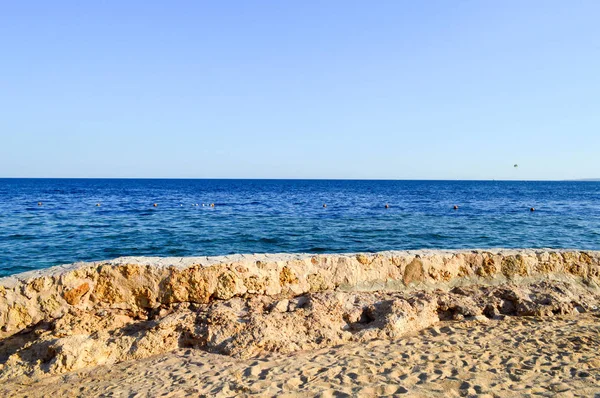 울타리 울타리 강모로 모래와 바다로 조약돌 — 스톡 사진