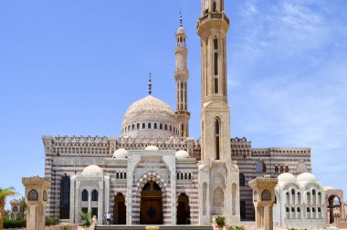 Müslümanlar Topluluğu genel dua, kemerler, uzun boylu kuleleri, kubbe ve mavi gökyüzü karşı spiers litürjik mimari yapısıyla için beyaz tuğla Müslüman İslam Camii