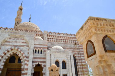 Müslümanlar Topluluğu genel dua, kemerler, uzun boylu kuleleri, kubbe ve mavi gökyüzü karşı spiers litürjik mimari yapısıyla için beyaz tuğla Müslüman İslam Camii