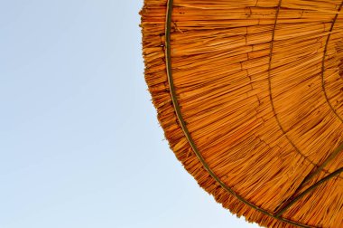 Saman mavi gökyüzüne karşı istirahat bir tropikal çöl tatil yapılan güzel saman doğal güneş şemsiyesi dokusuna.