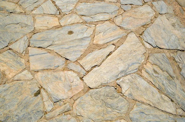 Bristchatku yerde kaba eski, eski kahverengi oymalı, düzensiz taşlarla dikiş doku koydu. Arka plan.