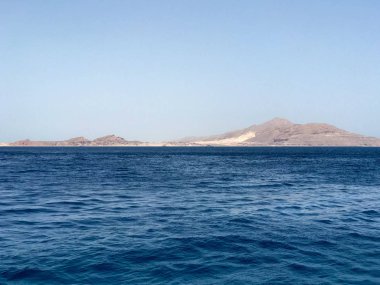 Mavi Tuz Denizi ve uzak yüksek dağların güzel sahne.