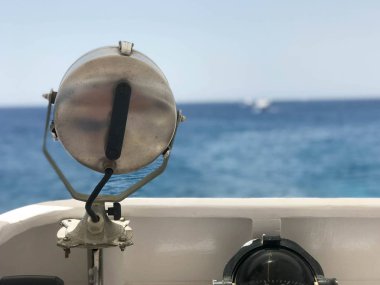 Büyük bir lamba, bir spot bir projektör teknenin bir gemide güzel bir tropikal manzara mavi Tuz Denizi ve kopya yer arka sol.