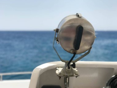Büyük bir lamba, bir spot ışığı, tekne ile sağdaki bir projektör, güzel bir tropikal manzara mavi arka plan üzerinde bir gemi deniz tuz ve yer kopyalayın.