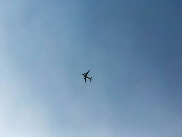 Een Grote Passagiersvliegtuigen Met Vleugels Vliegt Hoog Blauwe Hemel — Stockfoto