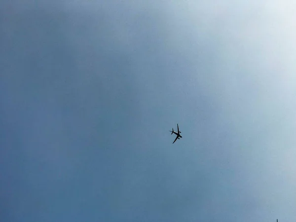 Dużej Liczbie Pasażerów Samolot Leci Wysoko Błękitne Niebo — Zdjęcie stockowe
