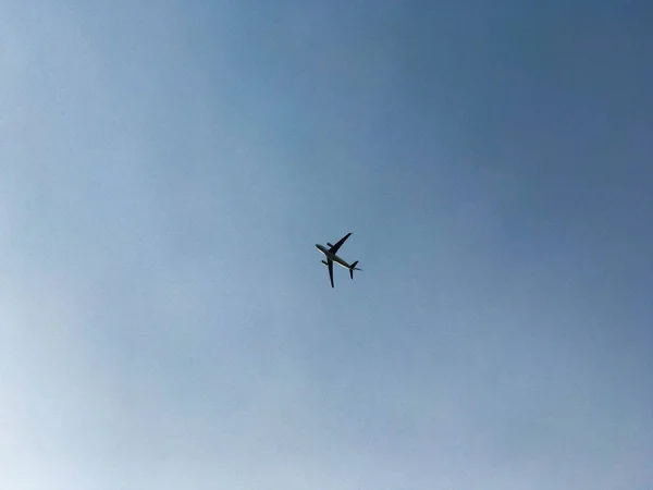Ein Großes Passagierflugzeug Mit Flügeln Fliegt Hoch Den Blauen Himmel — Stockfoto