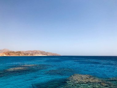 Manzara olduğunu şeffaf mavi perifing deniz tuzlu su, deniz, okyanus dalgaları, güzel mercan resifleri, taş zemin dağların karşı kavurucu güneşin altında bir alt ile dalgalanmalar ile.