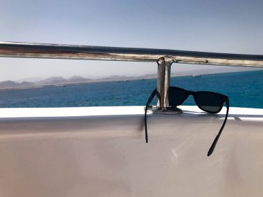 Beryl gemiye bir turistik gemi, yat ve yelkenli, tekne, liner tesiste, denizde bir tropikal mavi gökyüzü arka plan siyah koruyucu güneş koruyucu plastik gözlük dayan.