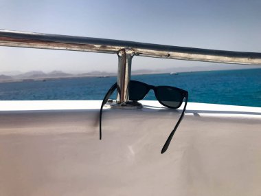 Beryl gemiye bir turistik gemi, yat ve yelkenli, tekne, liner tesiste, denizde bir tropikal mavi gökyüzü arka plan siyah koruyucu güneş koruyucu plastik gözlük dayan.