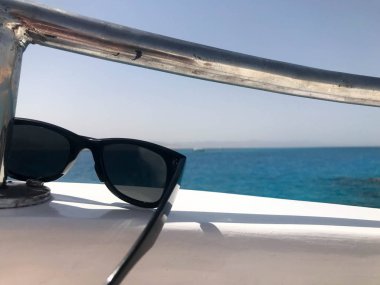 Beryl gemiye bir turistik gemi, yat ve yelkenli, tekne, liner tesiste, denizde bir tropikal mavi gökyüzü arka plan siyah koruyucu güneş koruyucu plastik gözlük dayan.