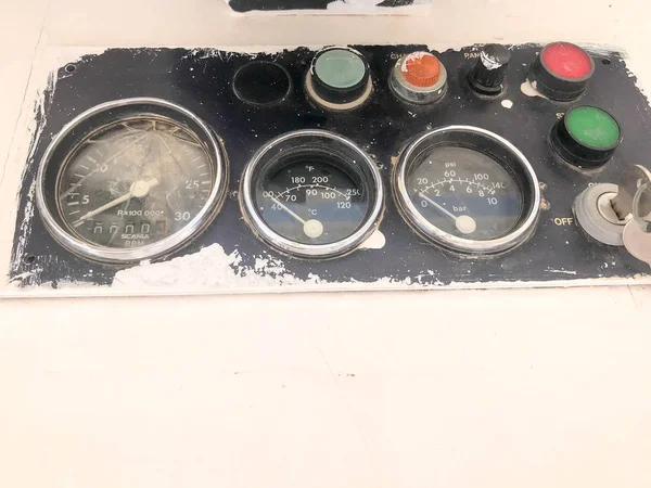 Hız göstergesi, takometre düğmeleri ve bir deniz okları olan gemi, bir turist tekne, yat, tekne, bir astar.