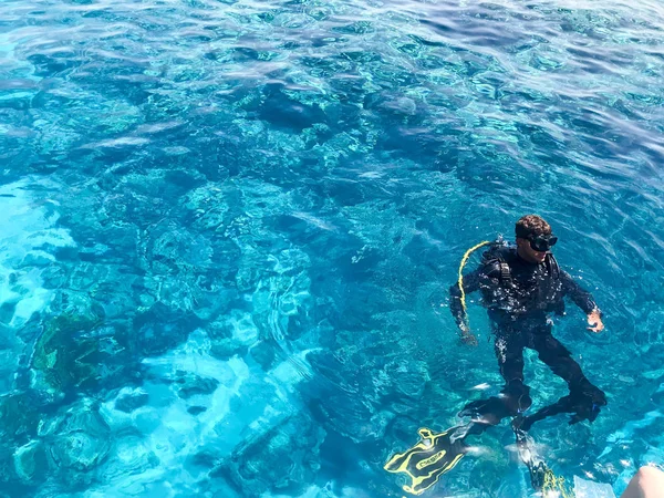 Tres Buceadores Bajo Agua Trajes Buceo Negro Hombre Una Mujer — Foto de Stock