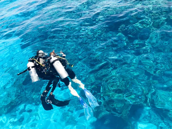 Dos Buceadores Trajes Buceo Negro Hombre Una Mujer Con Botellas — Foto de Stock