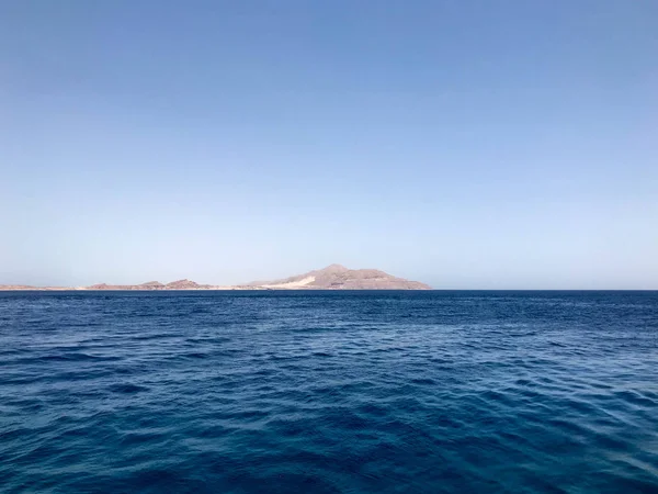 Mavi tuz deniz, tropik sahil beldesi sarı kumlu dağlara bakan güzel deniz manzarası.