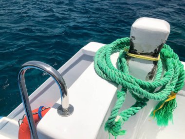 Yeşil güçlü dayanıklı kalın kumaş gemi halatı bir ip tekne, gemi, deniz arka plan üzerinde bir tekne bağlı bir stop için.