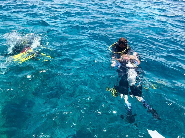 Buceadores Trajes Impermeables Buceo Negro Con Latas Aluminio Metal Brillante — Foto de Stock