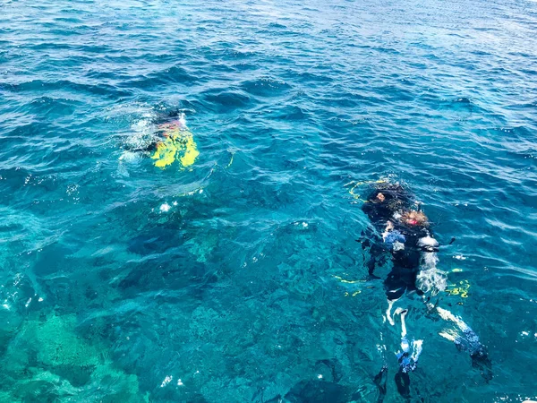 Buceadores Trajes Impermeables Buceo Negro Con Latas Aluminio Metal Brillante — Foto de Stock