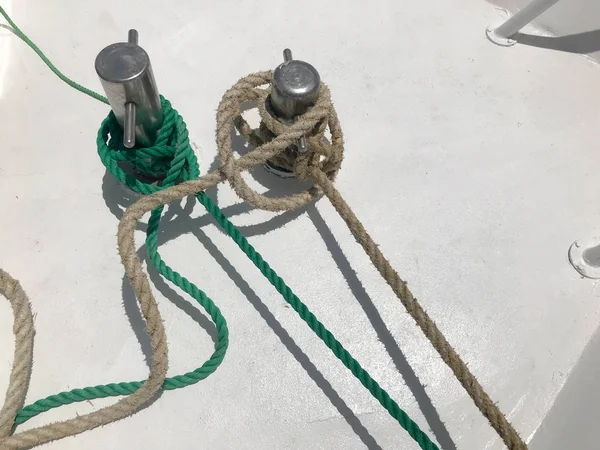 Beyaz ve yeşil güçlü kumaş gemi kablolar, bir gemi, beyaz bir arka plan bir teknede bağlı ipler.