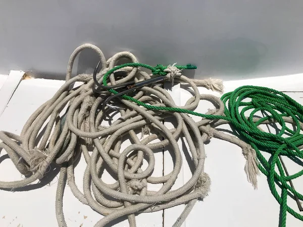 Weiße Und Grüne Starke Stoffschiffseile Seile Liegen Einem Haufen Auf — Stockfoto