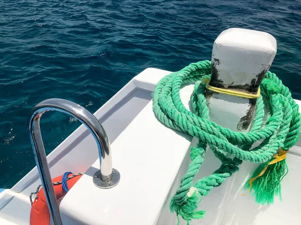 Yeşil güçlü dayanıklı kalın kumaş gemi halatı bir ip tekne, gemi, deniz arka plan üzerinde bir tekne bağlı bir stop için.