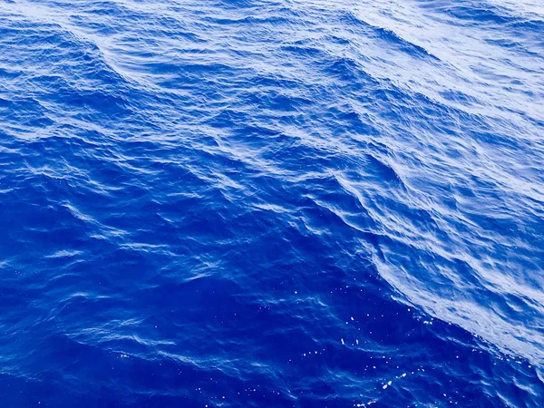 一幅美丽的画卷 风景如画的蔚蓝的大海 海水中咸的平静湿润的水 荡漾在水面上 水下背景 — 图库照片