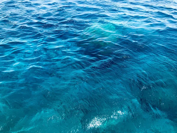 一个美丽的景色蔚蓝的大海 海洋咸湿的水与波浪 涟漪在水面上的纹理 的背景 — 图库照片