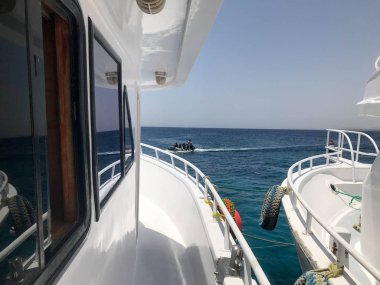 İki beyaz gemi, cruise gemisi, yatlar, tekneler çok yakın duran Pansiyon-Pansiyon mavi tuz denize karşı okyanusun bir tropikal deniz sıcak tatil, dinlenme.