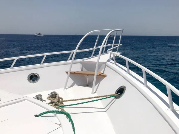 Dinlenmek geminin burun, yüzen gemi, cruise gemisi, yat, tekne mavi tuz deniz, okyanus tropikal deniz sıcak tatil arka plan üzerinde yay.