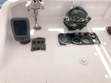 Bir deniz, geminin siyah dairesel pusula ile bir ok oryantasyon ve bir yankı ölçer ve gösterge tablosu bir hız göstergesi, bir takometre, düğmeler ve kontak anahtarı üzerinde bir gemi, tekne, liner cruise.