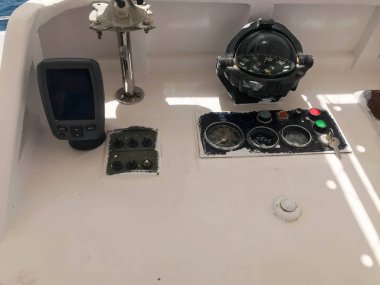 Bir deniz, geminin siyah yuvarlak pusula ile bir ok ve yönlendirmek için Yönlendirme ve kontrol paneli ile bir hız göstergesi, bir takometre, düğmeler ve kontak anahtarı üzerinde bir gemi, tekne, liner cruise.