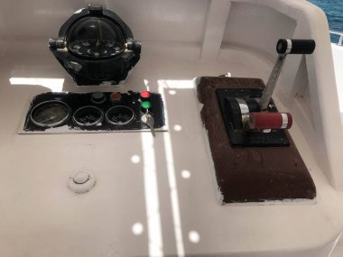 Hız kontrol düğmesi, gaz önleyici kontrol ve deniz, geminin siyah pusula ve hız göstergesi, takometre ve gemi, tekne, düğmeleri ile aracınıza gemisi cruise.