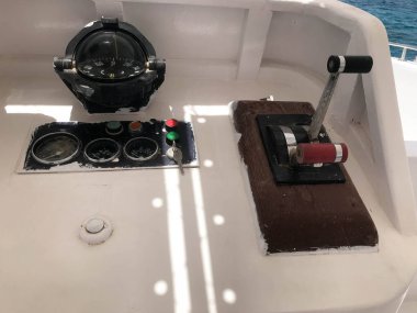 Hız ayar düğmesi, gaz önleyici kontrol sistemi ve deniz, gemi, tekne, cruise liner geminin siyah pusula.